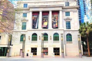 Awesome Scavenger Hunt: Lake Eola's Art Scene & Scenery - City Hall and civic landmarks: where the clues start to make sense