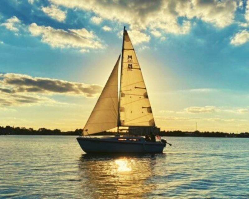 Orlando: Private Sunset Sailing Trip on Lake Fairview - The boat setup: comfort for up to 4